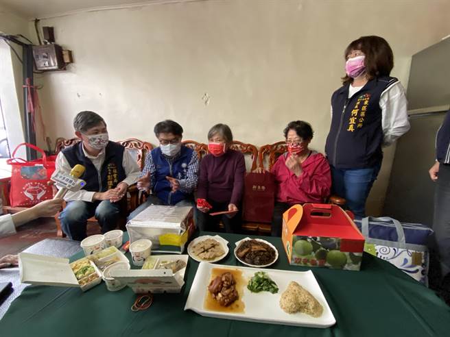 农历春节将至，台中市10家企业联合捐赠100万元，购买9天份年菜，赠送400名独居长辈和身障者。（卢金足摄）