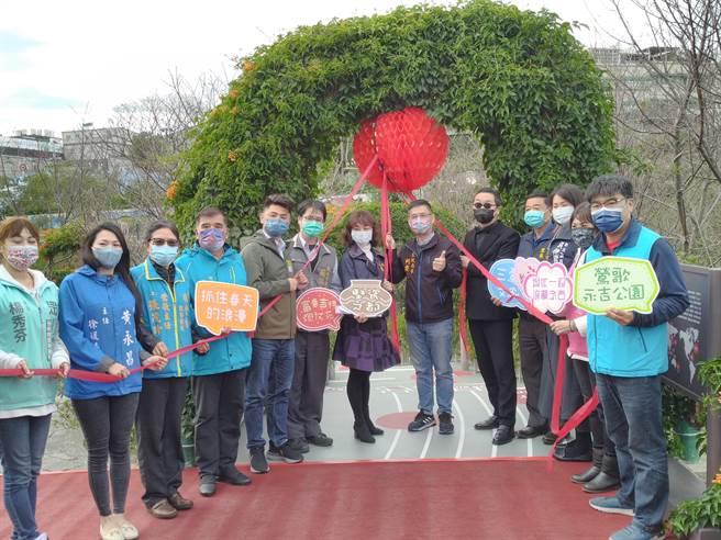 新北市鶯歌區公所近期與市府美學團隊總顧問陳俊良、臺藝大學生合作，將永吉公園的炮仗花拱門花廊步道重新設計彩繪，亮麗配色吸引不少民眾前往觀賞。（鶯歌區公所提供）