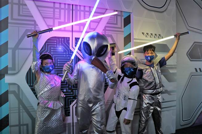 屏县府推广天文学无极限，继打造猎户座天文台后，「屏东宇宙战舰星象馆」20日也启用。（谢佳潾摄）