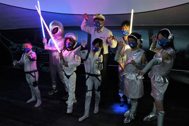 屏县府推广天文学无极限，继打造猎户座天文台后，「屏东宇宙战舰星象馆」20日也启用。（谢佳潾摄）