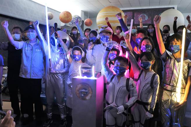 屏县府推广天文学无极限，继打造猎户座天文台后，「屏东宇宙战舰星象馆」20日也启用。（谢佳潾摄）