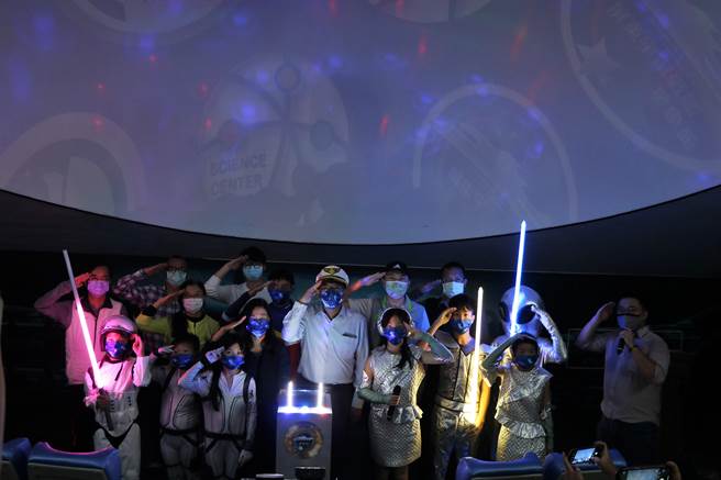 屏县府推广天文学无极限，继打造猎户座天文台后，「屏东宇宙战舰星象馆」20日也启用。（谢佳潾摄）
