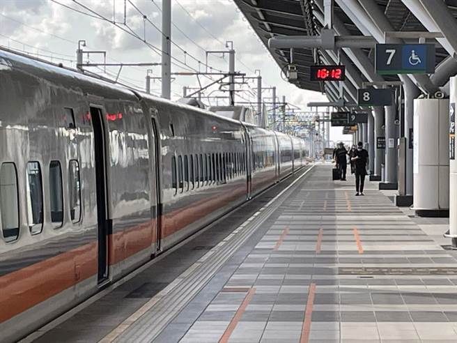 9天農曆春節年假即將到來，台南市衛生局規畫26日至28日於新營火車站、台南火車站、高鐵台南站，提供5400份快篩試劑給北返的台南市民。（報系資料照）
