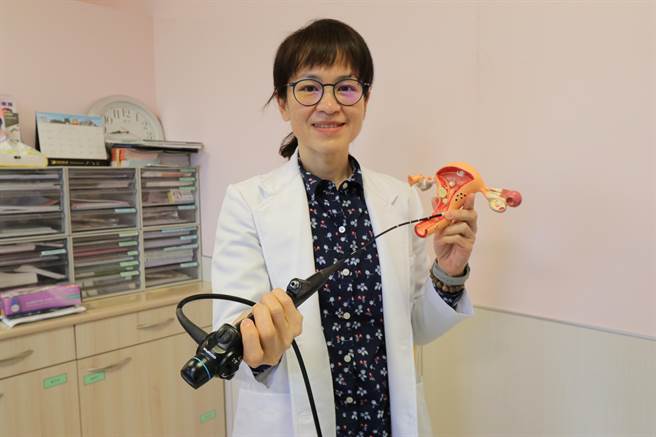 亚洲大学附属医院妇产部内视镜微创科主任高惠芬模拟子宫镜检查方式。(林欣仪摄)