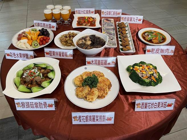 中荣总推10道「彩虹饮食」法年菜，都具有抗氧化、防癌、调节免疫力等不同的保健效果。（台中荣总提供／张妍溱台中传真）