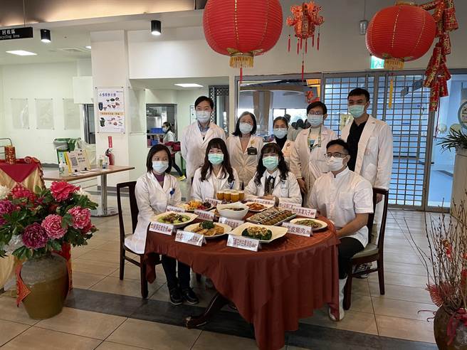 中荣设计1道道缤纷、美味又健康的年菜，陪大家过好年。（台中荣总提供／张妍溱台中传真）