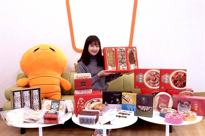 線上年貨大街開跑老字號禮盒熱銷 高級、養生組成2022年送禮趨勢。（業者提供）