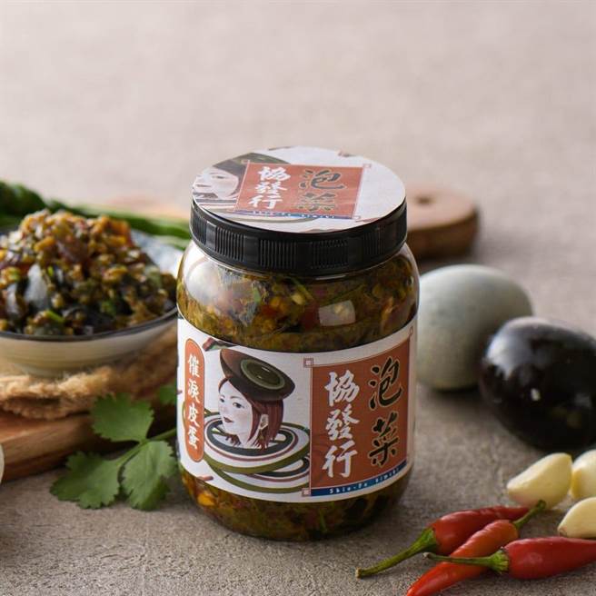 樂天市場的協發行泡菜推出樂天獨家催淚組合，催淚皮蛋、泡菜共4入，原價1360元，特價899元。（樂天市場提供）