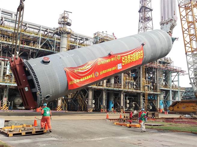 中鼎参与国内多座中油主要炼油厂建厂统包工程，吊运上流式反应器（Up Flow Reactor），为重油加氢脱硫工场必要的设备。(图/撷自中鼎集团电子报)