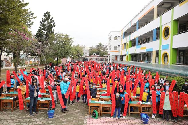 嘉义市育人国小全校师生现场挥毫写春联，年味浓。（嘉义市政府提供）