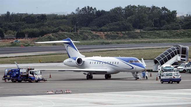 国际新冠疫情升温，境外移入确诊案居高不下，中央流行疫情指挥中心宣布20日零时起，增列印度及东南亚航线航班等短程旅客落地採检，需採检长短程航班共18班，包括一架私人飞机降落也转降桃机，机上5人採检阴性后由环宇商务中心通关入境。（陈麒全摄）