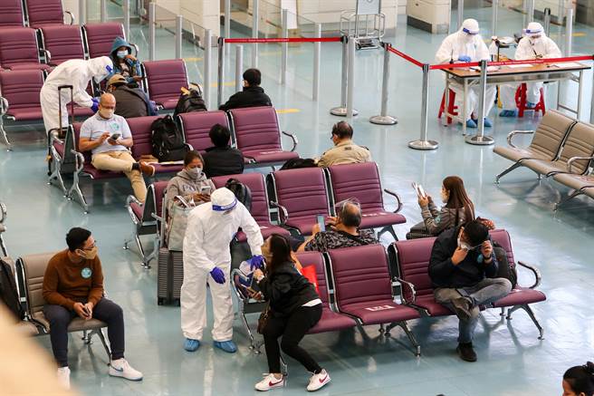 指揮中心本月11日針對長程航班實施落地採檢，20日再擴大範圍將來自南亞、東南亞的航班也納入管理。（資料照／陳麒全攝）