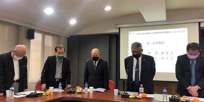 台湾机械工业公会理事长魏灿文(右二)20日主持今年首次理监会，名誉理事长柯拔希(左三)、荣誉理事长徐秀沧(左一)、荣誉理事长黄博治、监事会召集人庄大立(右一)等人出席。魏灿文带领理监事为病逝的常务监事新峰机械董事长蔡国智默哀。（图／沈美幸）