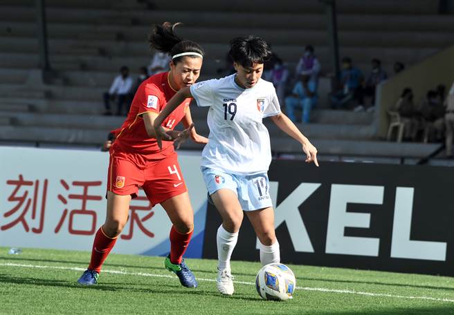 印度亚洲杯女足赛开踢，中华队前锋苏育萱（右）在大陆队后卫李佳悦防守下卡位拿球。（中华足协提供）