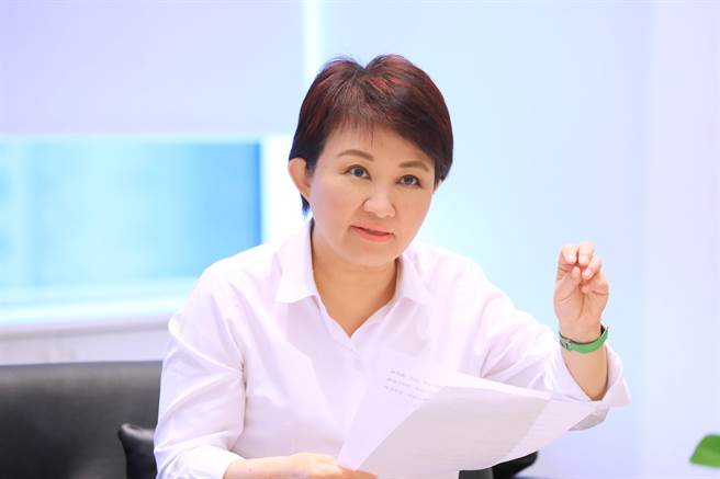 台中市长卢秀燕与先生廖述嘉，21日上午9时委托律师代为按铃申告李顺凉公开造谣。（卢金足摄）