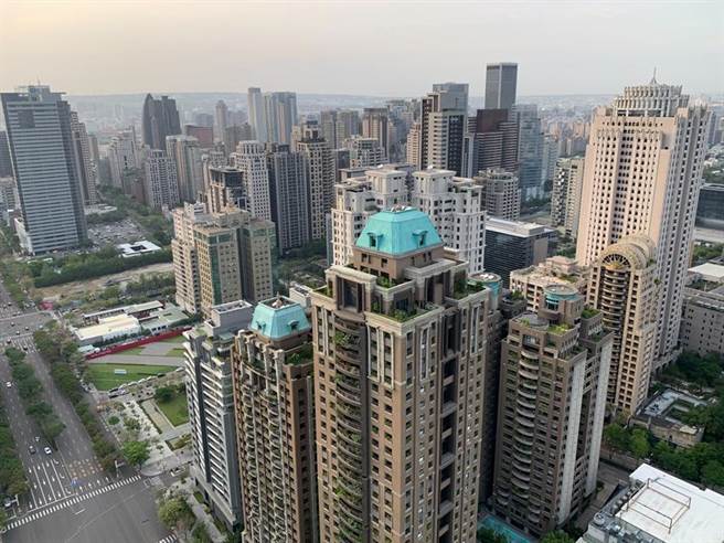 （台中七期豪宅成屋以CP值吸引自住客争相询问，近期出现「价量俱扬」的买气。图／业者提供）