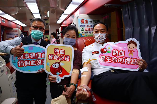 新竹市消防局长李世恭（右）在消防节当天挽起袖子捐血，为血库增加库存量。（邱立雅摄）
