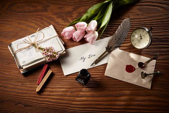 誠品行旅【愛無止境｜情人饗宴】西洋情人節當晚，In Between之間餐廳邀請情侶們留下愛的印記，寫下一封未來情書。（誠品行旅提供）