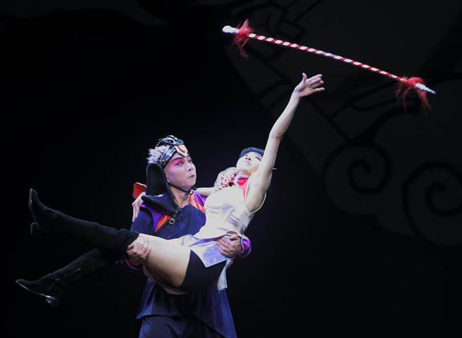 国光剧团作品《武动三国-她的凝视》展现新生代演员多年累积的武功。（张铠乙摄）