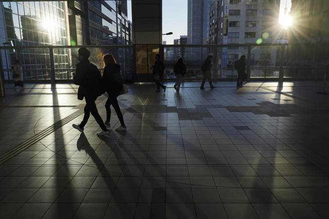 日本全境20日新增COVID-19确诊4万6200例，连续3天创新高。图为东京街头。（图／美联社）