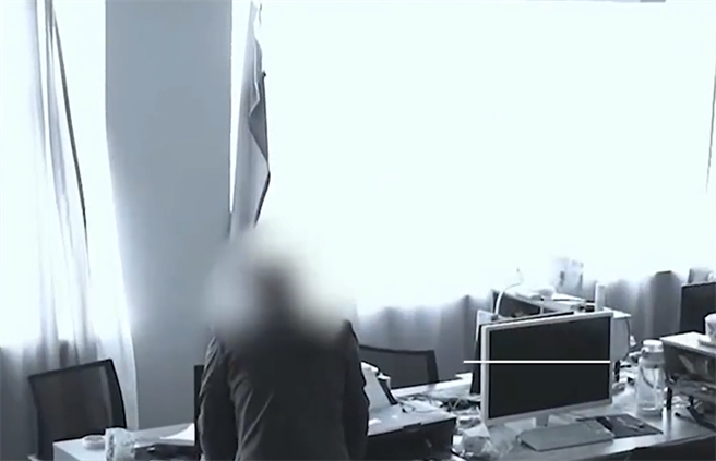 监视器画面拍下，老板偷偷趁办公室四下无人时，拔走键盘上的按键。（翻摄自微博）