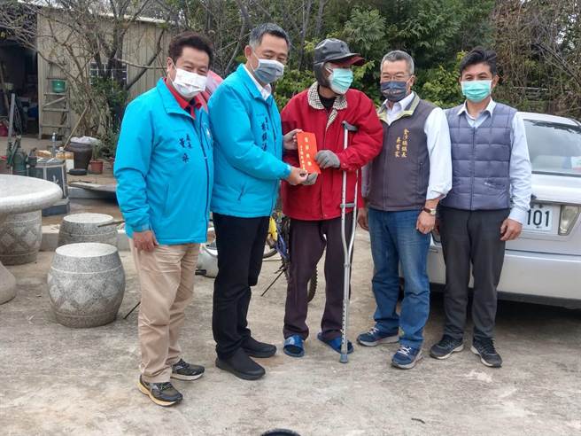 楊鎮浯縣長偕金沙鎮長吳有家等人慰問轄區鄉親。（縣府提供）
