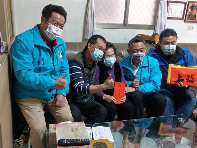 楊鎮浯縣長偕金城鎮長李誠智等人慰問轄區鄉親。（縣府提供）