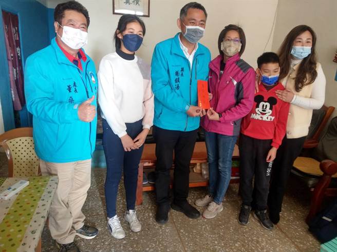 楊鎮浯縣長偕烈嶼鄉長洪若珊等人慰問轄區鄉親。（縣府提供）