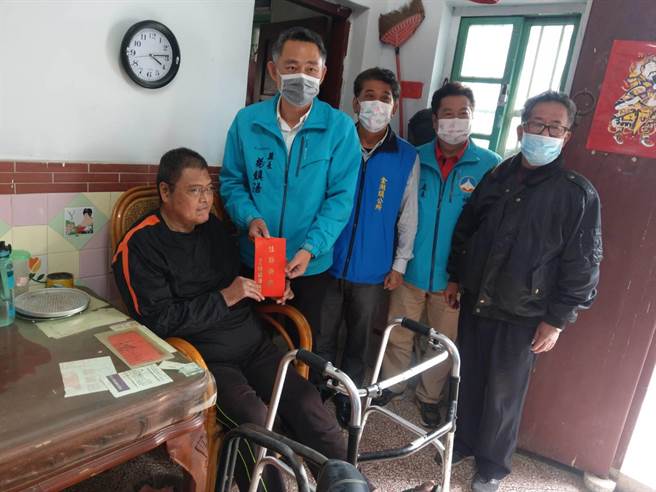 楊鎮浯縣長偕金湖鎮長陳文顧等人慰問轄區鄉親。（縣府提供）