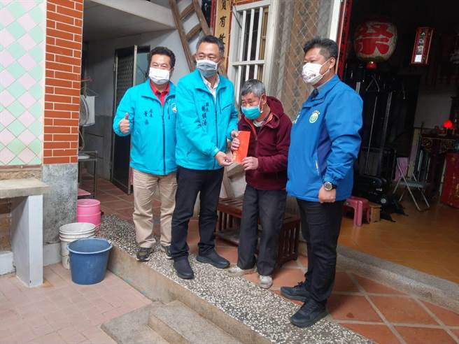 楊鎮浯縣長偕金寧鄉長楊忠俊等人顧慰問轄區鄉親。（縣府提供）