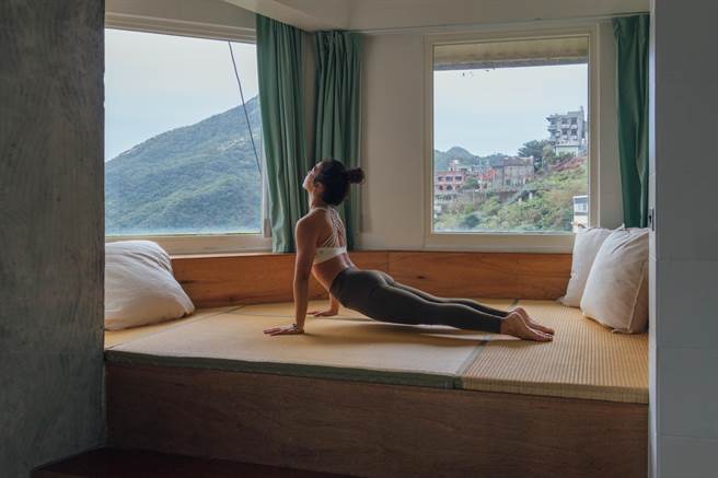 故事所（OwlStay）希望透过精油泡澡、森呼吸瑜伽、药草球按摩三项体验活动，于九份山海环绕之间，带给旅人平衡身心灵的疗癒之旅。（奥丁丁集团提供）