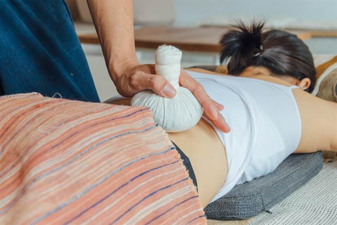 深度疗癒草球按摩体验。（奥丁丁集团提供）