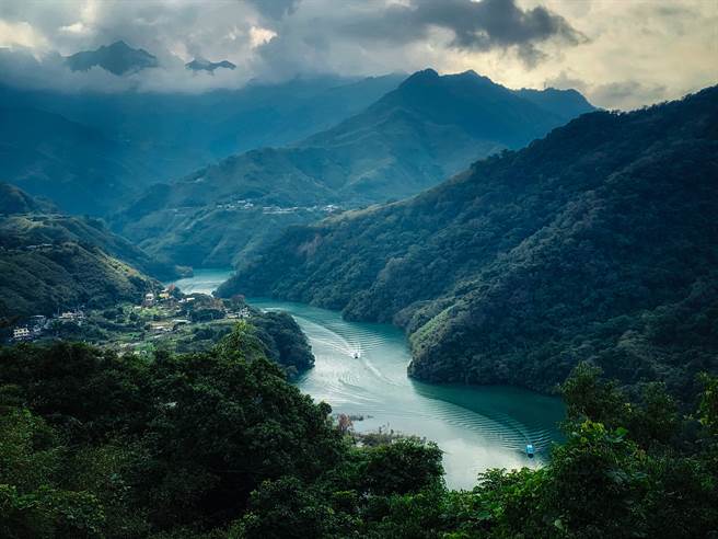 在角板山公园可眺望大汉溪的上游，角板山海拔636公尺四季气候温和，享有『台湾卢山』的美名。四周群峰南北插山、李岽山、枕头山等罗列、空气清新，锺灵毓秀气势不凡。（邓博仁摄）