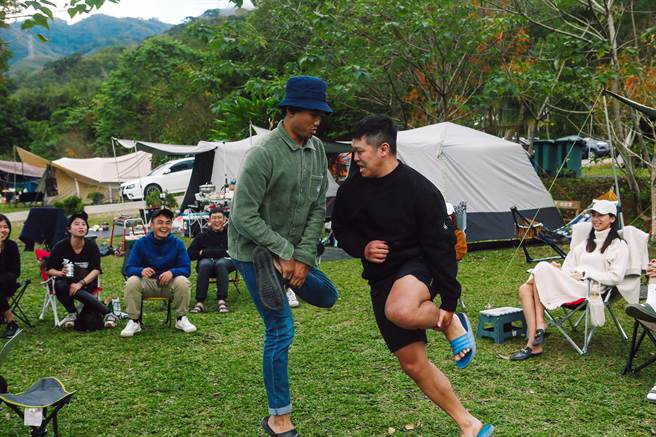 露营时，透过团康活动的交流增进彼此的情谊。（邓博仁摄）