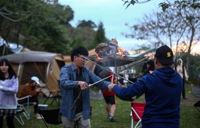 接近傍晚山上天气逐渐寒冷，点起营火暖暖身体。（邓博仁摄）