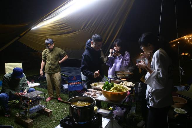 山上晚上寒冷，在復兴区露营的民眾，一起吃着暖呼呼的火锅，温暖身体也温暖彼此的心。（邓博仁摄）