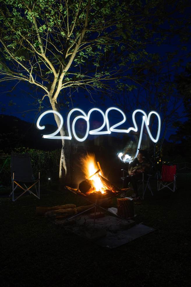营火晚会中，参加露营的民眾点起营火，也用手电筒写上「2022go」，为台湾加油！（邓博仁摄）