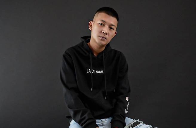 凤梨针对女粉丝风波开直播解释。(图／撷取自凤梨脸书)