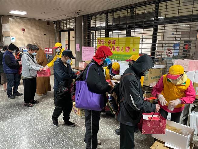 農曆春節將至，仕招社會福利慈善事業基金會今（20日）在新北市板橋、三重兩地關懷街友，致贈每人500元紅包。（葉書宏攝）