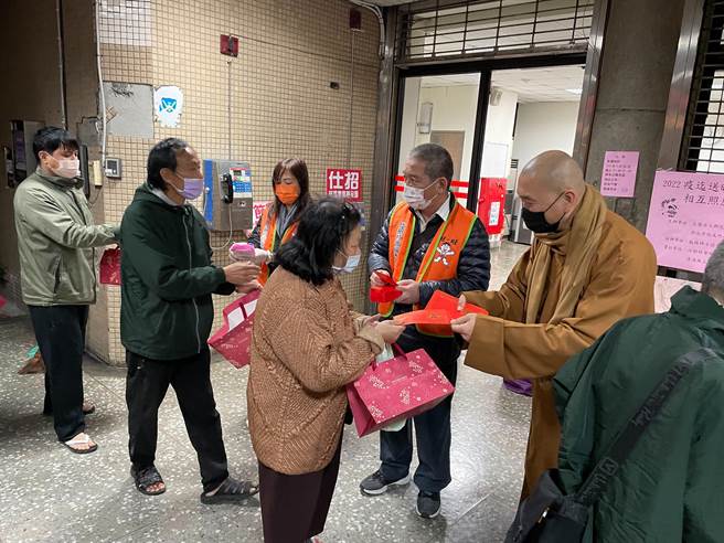 農曆春節將至，仕招社會福利慈善事業基金會今（20日）在新北市板橋、三重兩地關懷街友，致贈每人500元紅包。（葉書宏攝）