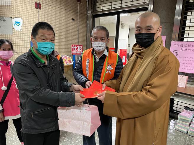 農曆春節將至，仕招社會福利慈善事業基金會今（20日）在新北市板橋、三重兩地關懷街友，致贈每人500元紅包。（葉書宏攝）