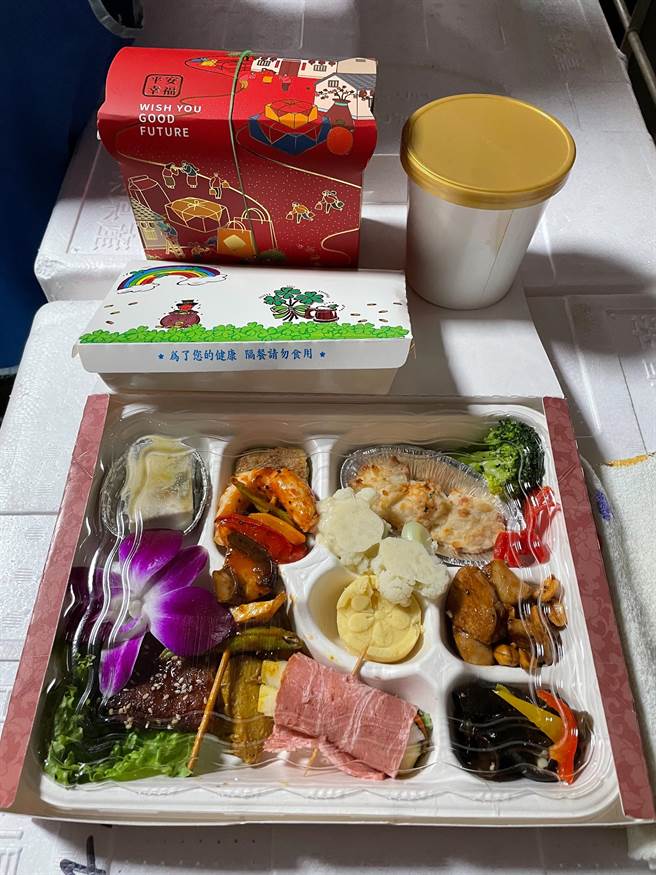 清海無上師世界會提供暖心便當，領到便當的街友直呼「便當還是熱騰騰的，有夠窩心的！」（葉書宏攝）