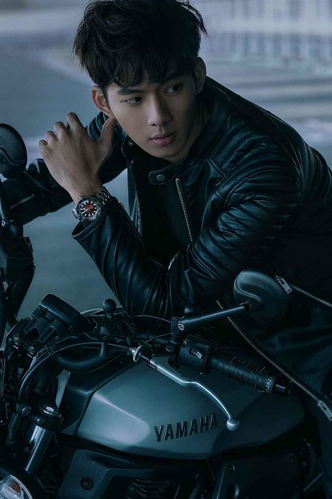 喜歡騎重機的吳念軒以騎士造型詮釋雷達表Captain Cook庫克船長300m紅黑限定款腕表。（RADO提供）
