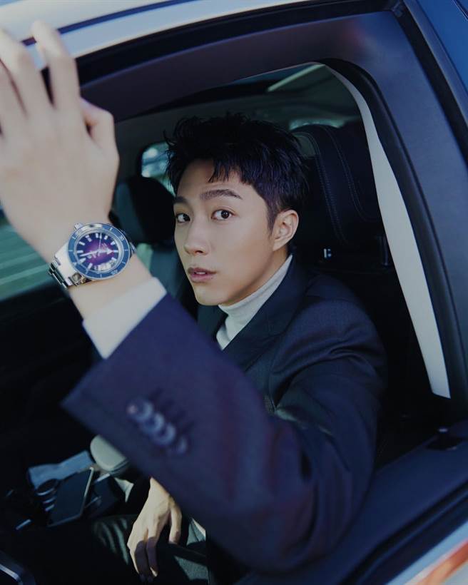 蔡凡熙以優雅紳士造型詮釋雷達表Captain Cook庫克船長300m紅黑限定款腕表。（RADO提供）