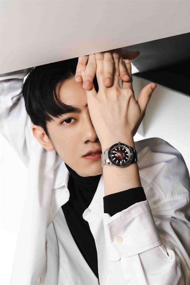 李友廷佩戴雷達表Captain Cook庫克船長300m紅黑限定款腕表。（RADO提供）