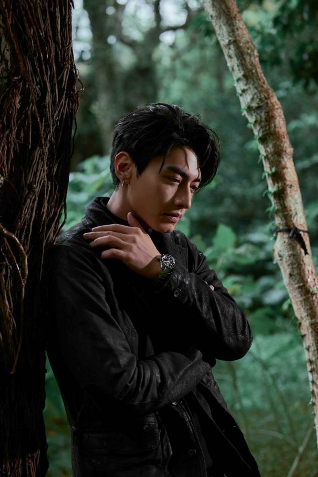 宋柏緯佩戴雷達表Captain Cook庫克船長300m紅黑限定款腕表。（RADO提供）