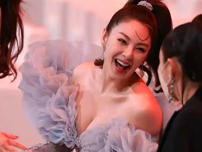 张雨绮穿尖领连衣裙亮相，有人说「缺乏安全意识」，也有人说她「故意秀身材」、「大气」。（图／截取自微博）