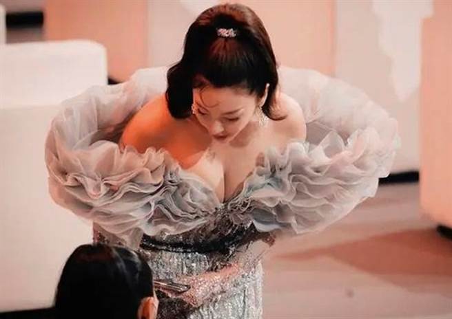 张雨绮穿尖领连衣裙亮相，有人说「缺乏安全意识」，也有人说她「故意秀身材」、「大气」。（图／截取自微博）