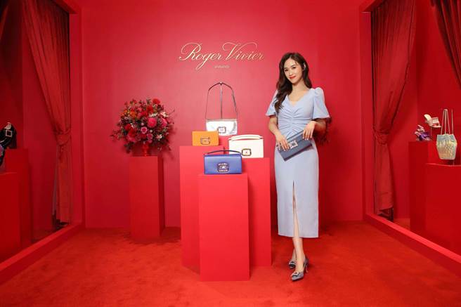 藝人Sandy吳姍儒，以Roger Vivier Flower Strass雲彩藍緞面鑽扣晚宴包6萬1600、Flower Strass迷霧藍緞面花鑽跟鞋，6萬8200搭配水藍色連身洋裝，出席品牌春夏新品記者會。（Roger Vivier提供）

