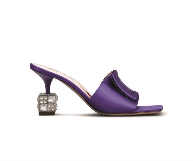 Roger Vivier Cube Strass帝王紫緞面低跟鞋，6萬2600元。（Roger Vivier提供）